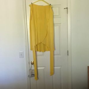 Like new yellow Ann Taylor hi-low polyester skirt.